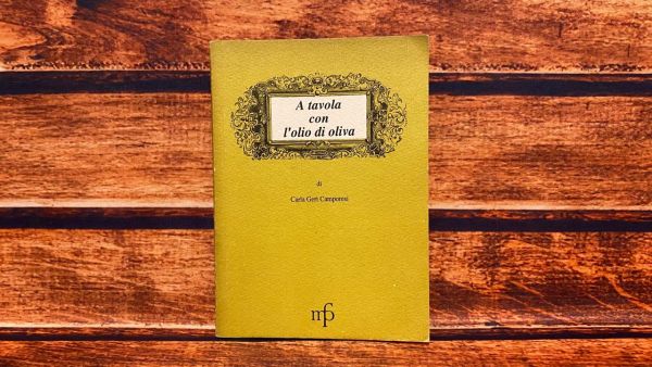 Livro  A Tavola con L`olio di Oliva, uma obra de Carla Geri Camporesi, ilustrações de Paolo Masciullo, em italiano, editora Maria Pacini Fazzi Editore, de 1994. R10212