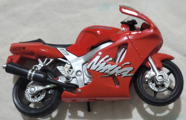 Miniatura de moto Kawasaki Ninja ZX 7R , produzida em p