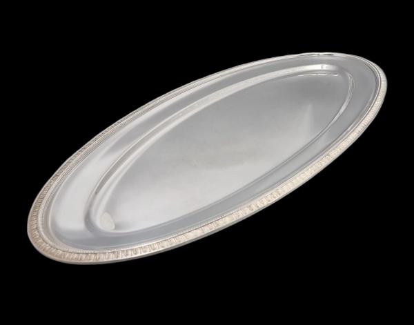 CHRISTOFLE - MALMAISON - Travessa para peixe em metal espessurado à prata da renomada manufatura Christofle modelo Malmaison, em ótimo estado. Medidas.: 71 x 31,5cm.