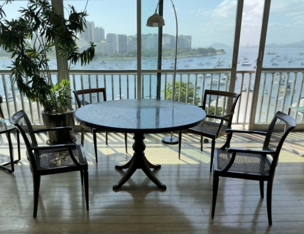 Joias . Conjunto com mesa e 04 cadeiras no estilo inglês. Madeira nobre, cadeiras em ...