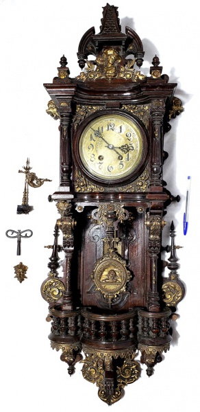 Magnifico e imponente relógio de parede de grande porte, ricamente ornamentado, em estilo Vitoriano,