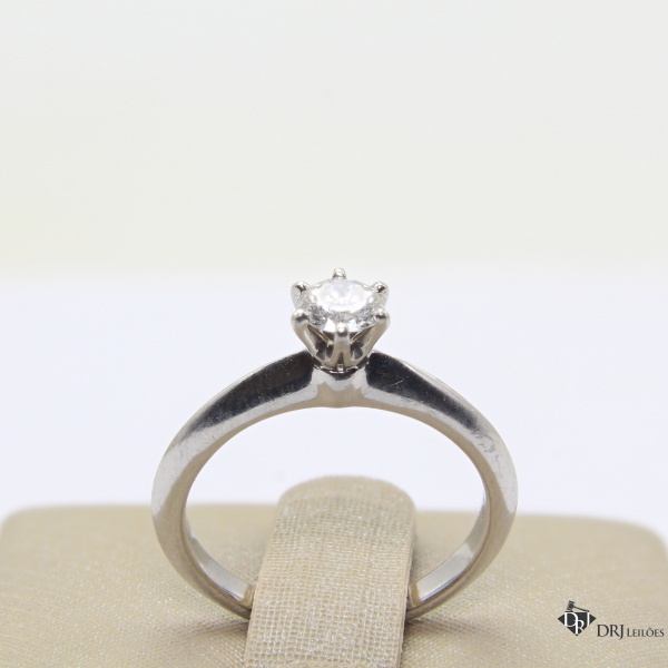 Joias . Anel Tiffany & Co. em Platina com Diamante de 0,23 Cts, Aro 9 e Peso de 3,25gr. ...