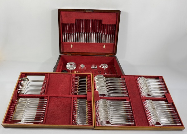 Faqueiro completo com 130 peças em metal espessurado a prata da marca "Wolff". Composto de: 12 garfos grandes, 12 garfos de sobremesa, 12 garfos de peixe, 12 colheres de sopa, 12 colheres de sobremesa, 12 colheres de chá, 12 colheres de café, 12 facas grandes, 12 facas de sobremesa, 12 facas de piexe e 10 peças de servir. Acompanha estojo em madeira.