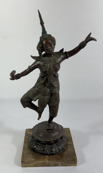 Escultura Tailandesa em bronze patinado representando "Dançarina Apsara". Base em mármore. Alt: 35 cm.