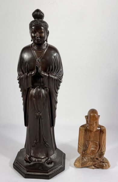 Duas esculturas em madeira representando "Bodhisattva da luz e da lua" e "Monge em meditação". Alt: 50 cm e 20 cm.