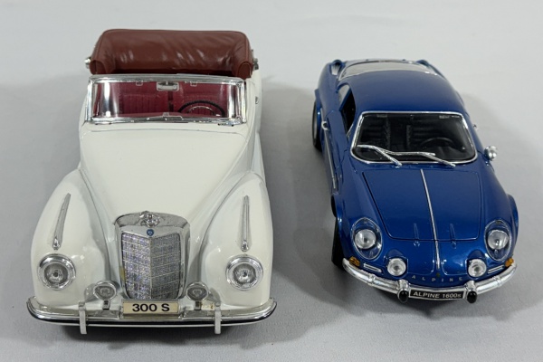 Dois antigos carrinhos de coleção da marca "Maisto". Modelos: Alpine Renault 1600s (1971) e Mercedes Benz 300s (1955). Comp do maior: 26 cm.
