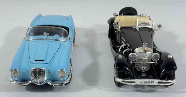 Dois antigos carrinhos de coleção Italiana da marca "Burago". Modelos: Mercedes Benz 500k Roadster (1936) e Lancia Aurélia B24 Spider (1955). Comp do maior: 25 cm.