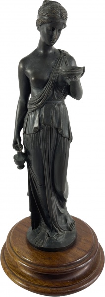Escultura em bronze representando "figura feminina grega". Base em madeira. Alt: 65 cm.