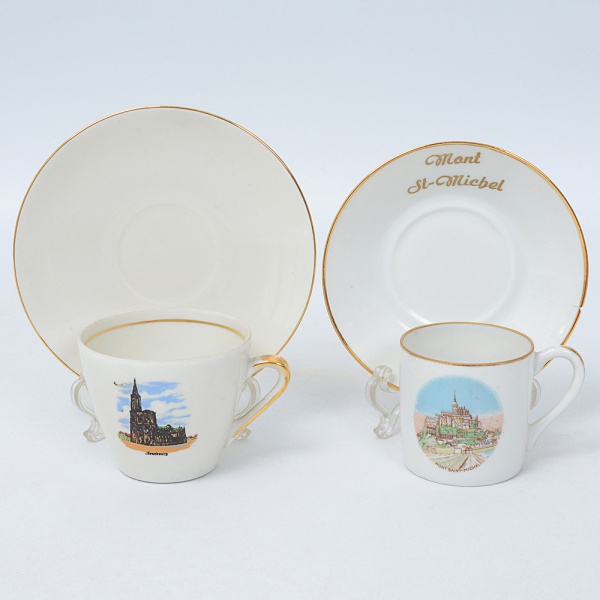 Antiguidades . 02 xícaras com pires para café, em porcelana francesa  branca esmaltada, sendo: ...