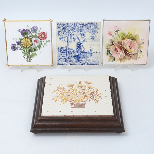 Antiguidades . 4 descansos para travessas formados por azulejo em cerâmica. Decorados em ...