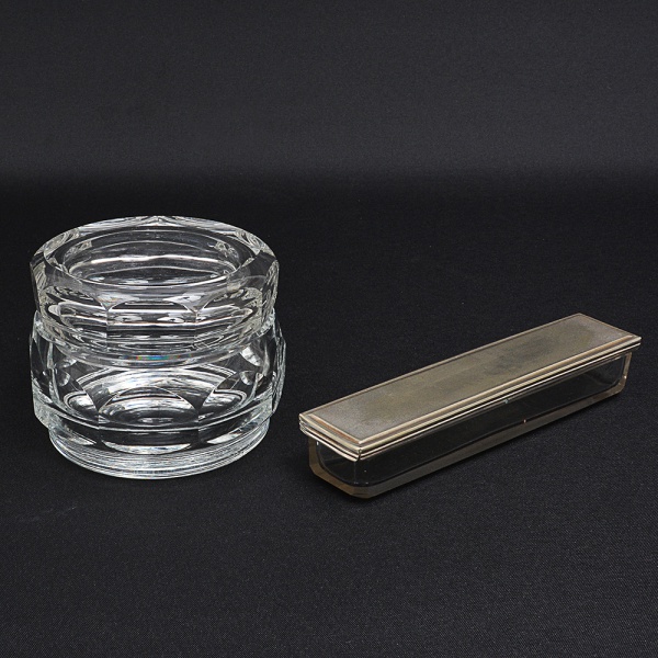 Antiguidades . Conjunto de antigas  peças de toucador em cristal translúcido, sendo: A) 1 ...