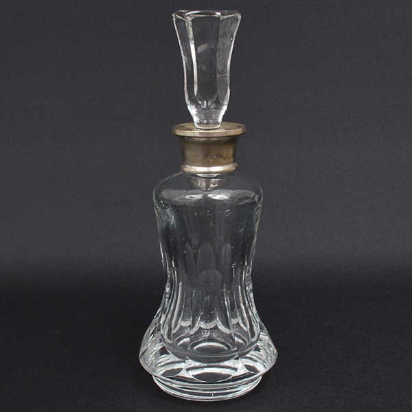 Antiguidades . BACCARAT - Perfumeiro em cristal   francês,  Séc. XIX,  gargalo em metal ...