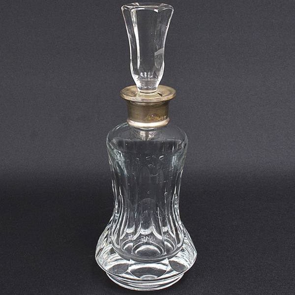 Antiguidades . BACCARAT - Perfumeiro em cristal   francês,  gargalo em metal prateado ...