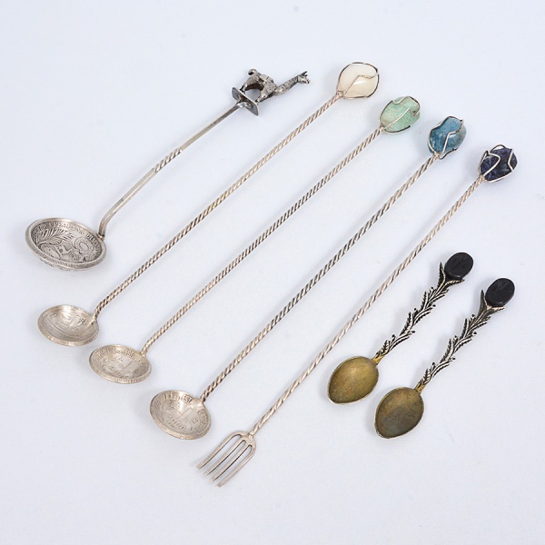 Antiguidades . Conjunto de colheres em prata de lei, sendo) A) -  03 colheres com moedas ...