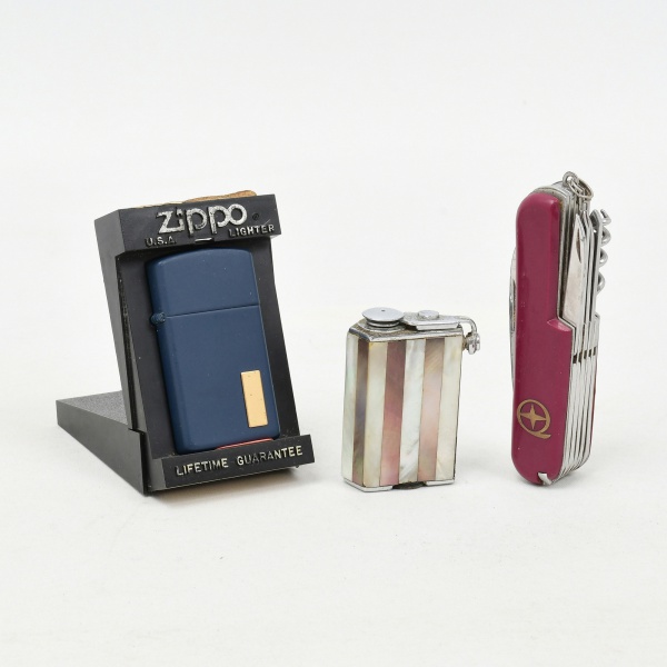 Antiguidades . COLECIONISMO - Lote com 03 peças, sendo : A) - ZIPPO - Isqueiro americano na ...