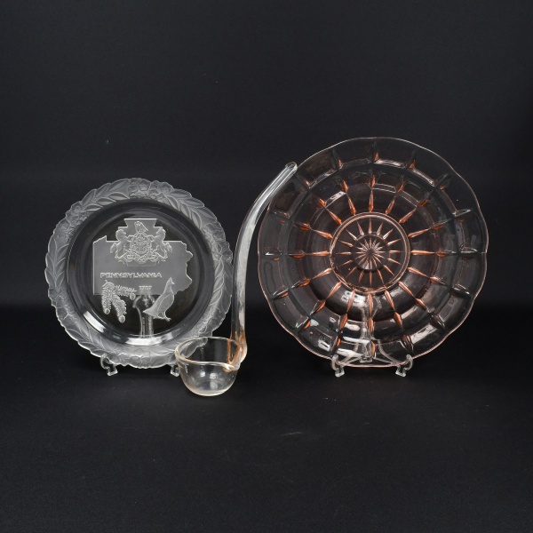 Antiguidades . Conjunto de 03 peças diversas, sendo: A) - Concha para poncheira em robusto ...