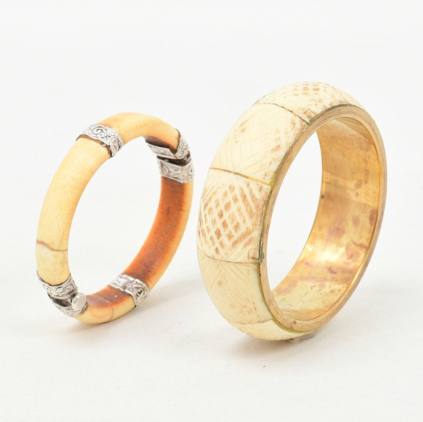 Antiguidades . Conjunto de 02 braceletes, sendo: A) -  em marfim com guarnição em prata de lei ...