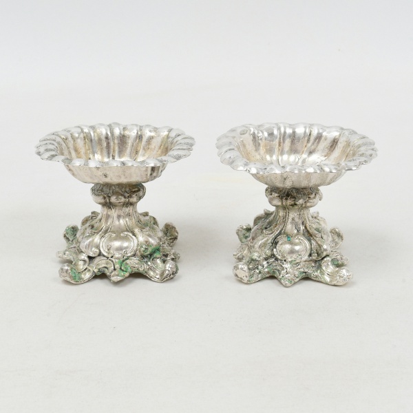 Antiguidades . Antigo par de saleiros em metal espessurado à prata, medindo 9 x 7,5 x 7,5 cm  ...