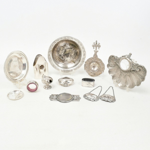 Antiguidades . Conjunto de 13 peças diversas em metal  branco e metal espessurado à prata, ...