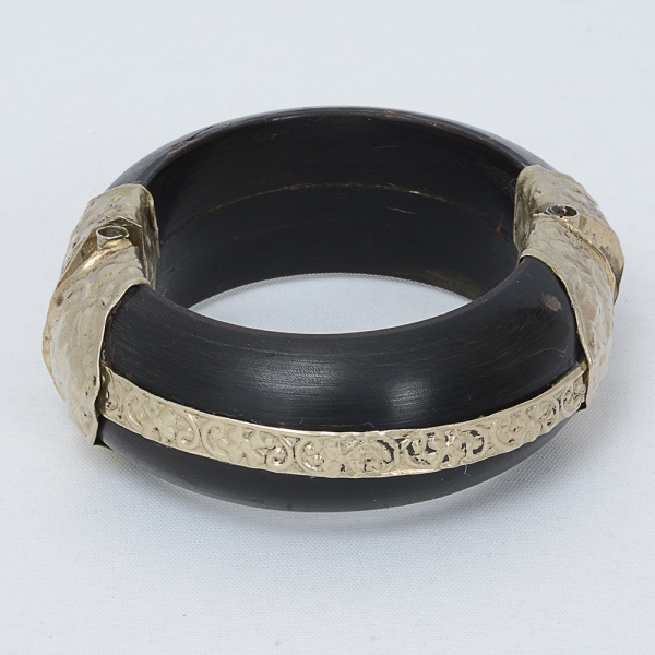 Antiguidades . Bracelete oriental m chifre e metal prateado, medindo diâmetro 7 cm. TOTAL: 01 ...