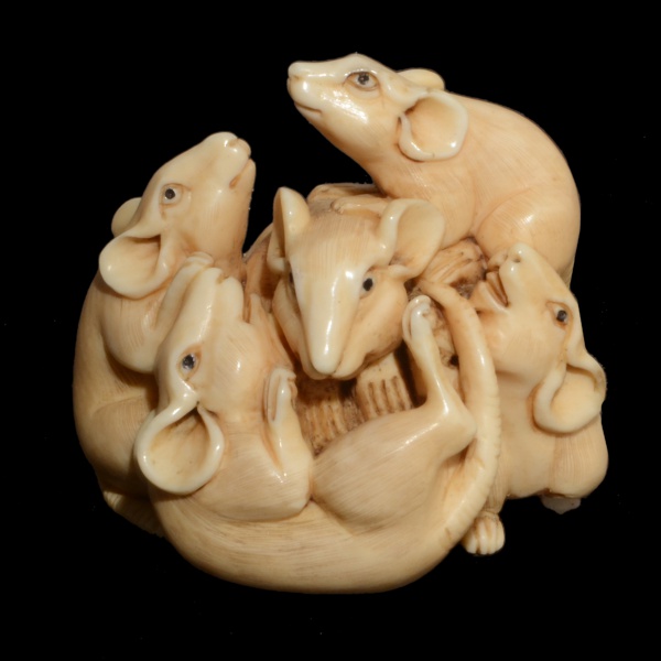 Antiguidades . Netsuke esculpido em marfim, representando rata com três ratinhos. Olhos dos ...