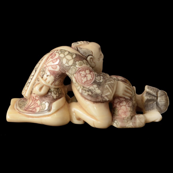 Antiguidades . Netsuke erótico Shunga, esculpido em marfim com realces em policromia, ...