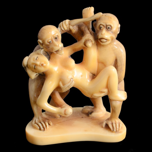 Antiguidades . Netsuke erótico Shunga, esculpido em marfim, representando mulher com dois ...