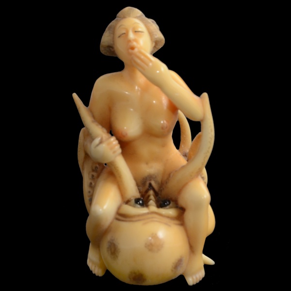 Antiguidades . Netsuke erótico Shunga, esculpido em marfim, representando mulher sentada sobre ...