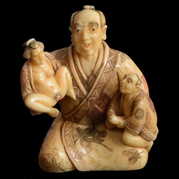 Antiguidades . Netsuke erótico Shunga, esculpido em marfim com realces em policromia, ...