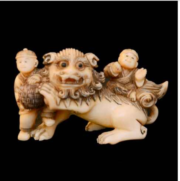 Antiguidades . Netsuke SHISHI  COM DUAS CRIANÇAS. Assinado. Medindo 5,5 x 2 x  3 cm  (C x L x ...