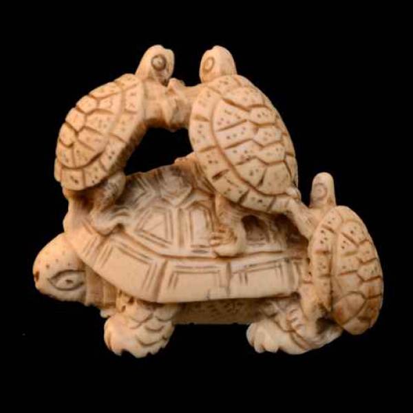 Antiguidades . Netsuke TARTARUGA COM FILHOTES. Assinado.  Medindo  3 X 4 X 3 cm  ( C x L x A ...