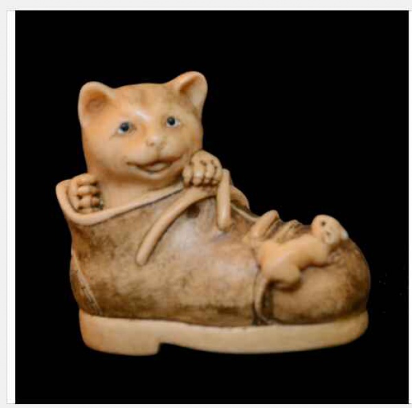 Antiguidades . NETSUKE GATO ESCONDIDO DENTRO SAPATO BRINCANDO COM RATO . Assinado. Medindo 4 x ...