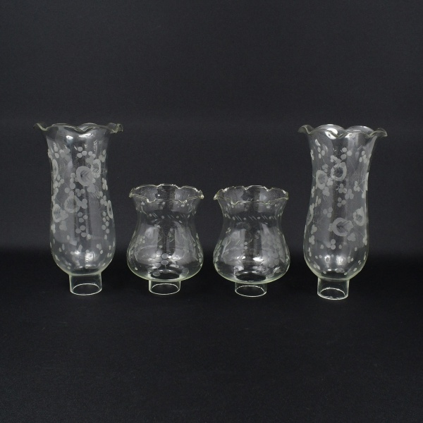 Antiguidades . Conjunto de o4 tulipas para lustres sendo: A) - Par em antigo vidro moldado e ...