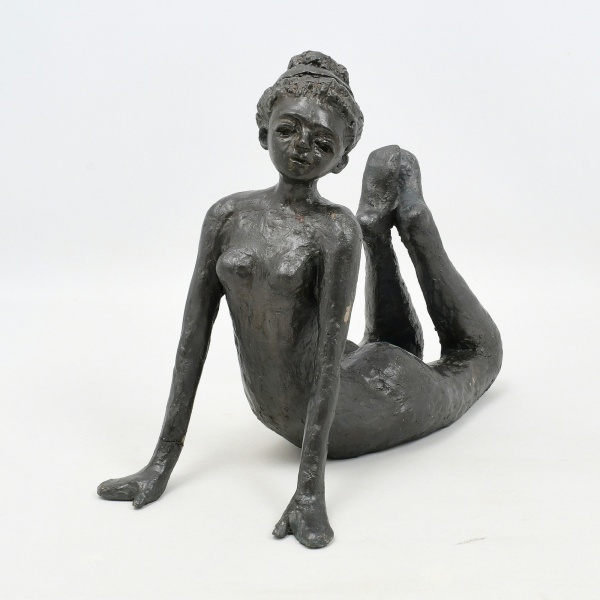 Antiguidades . Escultura contemporânea e  figurativa de "Nu Feminino", em pose ...