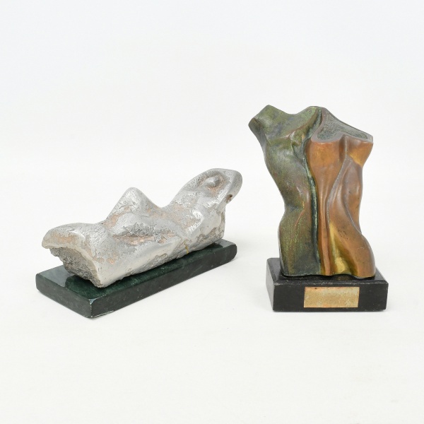 Antiguidades . Dois lotes, sendo: A) AUTORIA NÃO IDENTIFICADA - "Casal". Escultura de ...