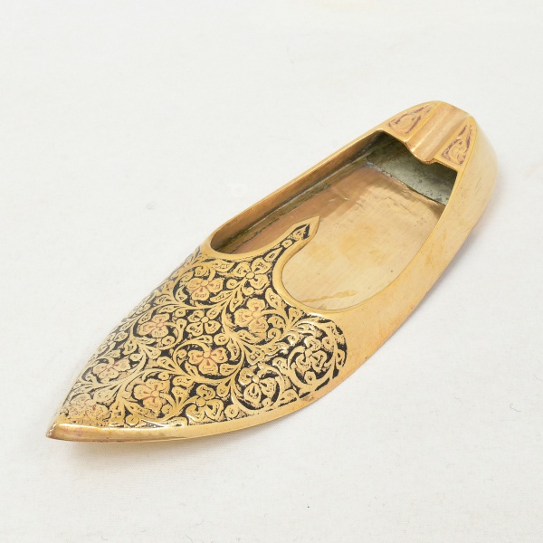 Antiguidades . Cinzeiro indiano em bronze polido e cinzelado com padrões florais e de ...