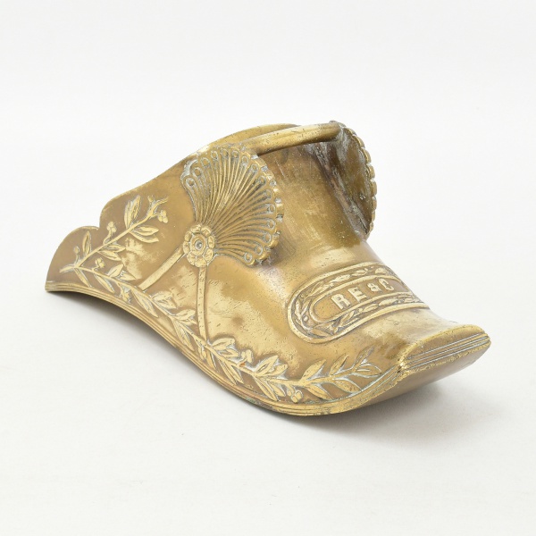 Antiguidades . Antiga e belíssima sapata em bronze polido e cinzelado. Ornamenta em relevo com ...