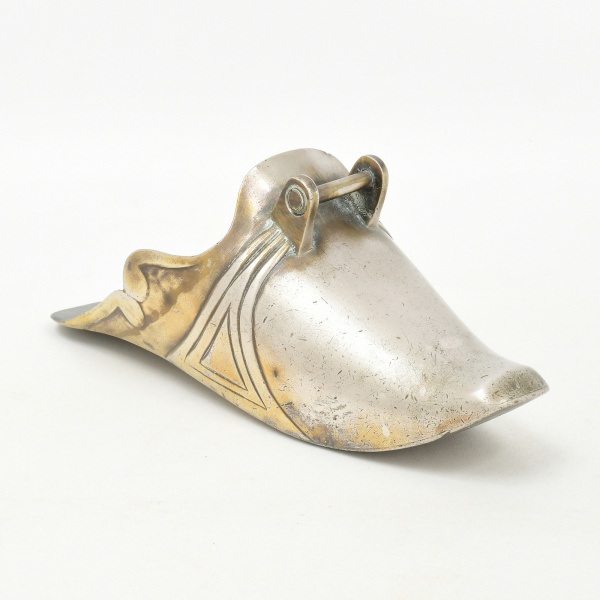 Antiguidades . Antiga e belíssima sapata em bronze com vestígios de banho de prata. Cinzelado ...