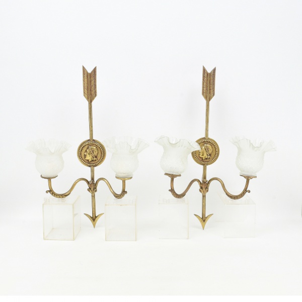 Antiguidades . Belíssimo par de arandelas de parede, para duas luzes (faltam dois bocais), em ...