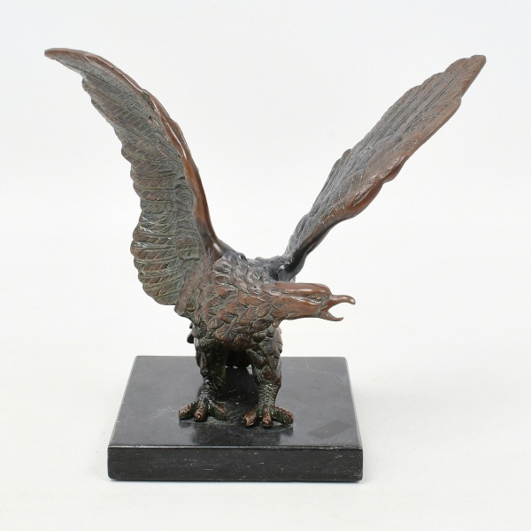 Antiguidades . Escultura em petit bronze representando uma "Águia de asas abertas", ...