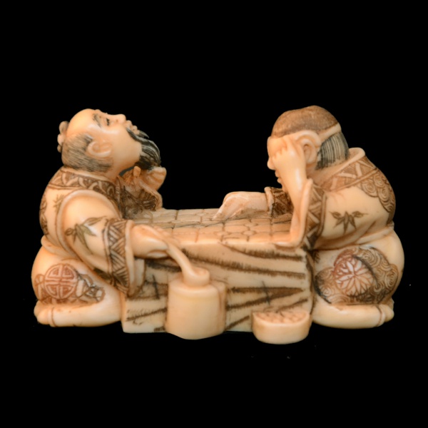 Antiguidades . NETSUKE - dupla de jogadores em marfim japonês policromado, assinado, medindo  ...