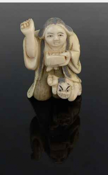 Antiguidades . NETSUKE -  em marfim japonês policromado, assinado, medindo  5 x 2,5 x 3 cm . ...