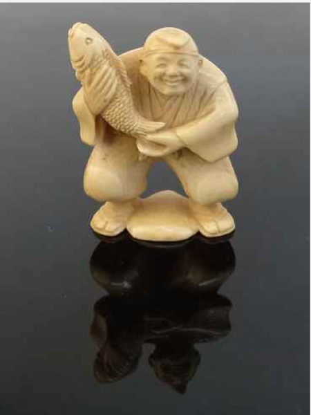 Antiguidades . NETSUKE  em marfim japonês representando " Pescador", policromado, ...