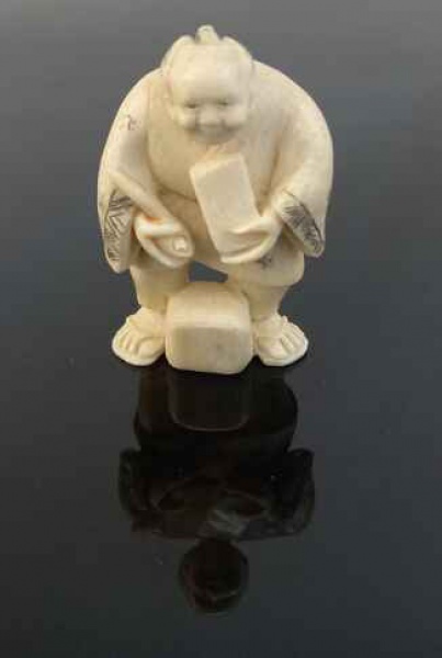 Antiguidades . NETSUKE  em marfim representando " Ancião portando livro e cachimbo", ...