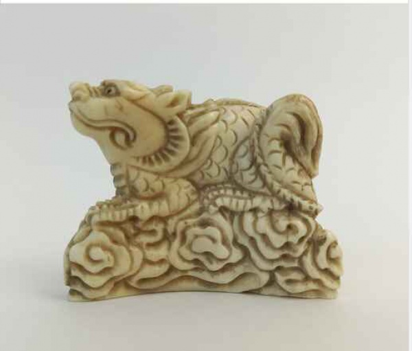 Antiguidades . Netsuke CÃO DE FÓ, EPOCA MEIJI-TAISHO(1868 - 1912). Assinado.  Medindo 4 x 1,3 ...