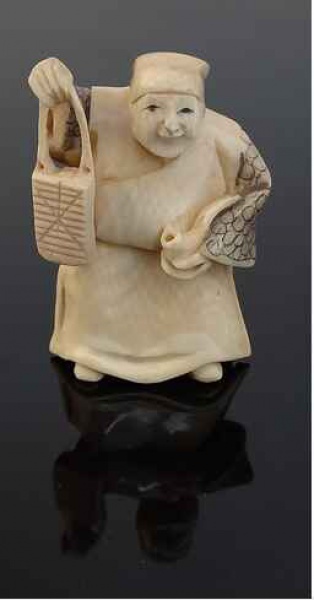Antiguidades . Netsuke ANCIÃO COM CACHIMBO E LANTERNA. Assinado na base. Alt. 5 cm . TOTAL: 01 ...