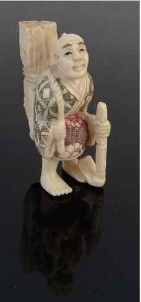 Antiguidades . Netsuke "LENHADOR", período Meijï, séc. XIX,  em marfim, policromado. ...