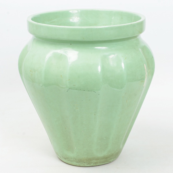 Antiguidades . Monumental vaso formato cônico, em cerâmica verde esmaltada, corpo gomado. ...