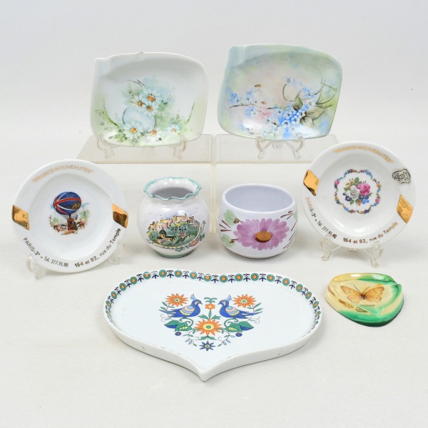 Antiguidades . Conjunto de 08 peças de porcelana esmaltada e policromada, sendo:  A) - ...