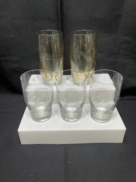 Joias . Lote de 5 copos, sendo 2 longos e 3 de suco em cristal. Medindo o longo 6,5cm x ...